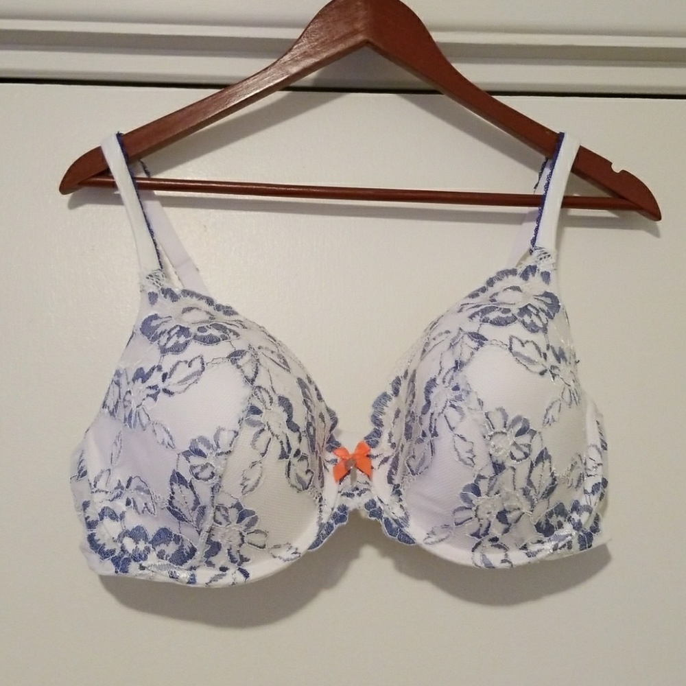 NWOT VS white w/ blue lace bra